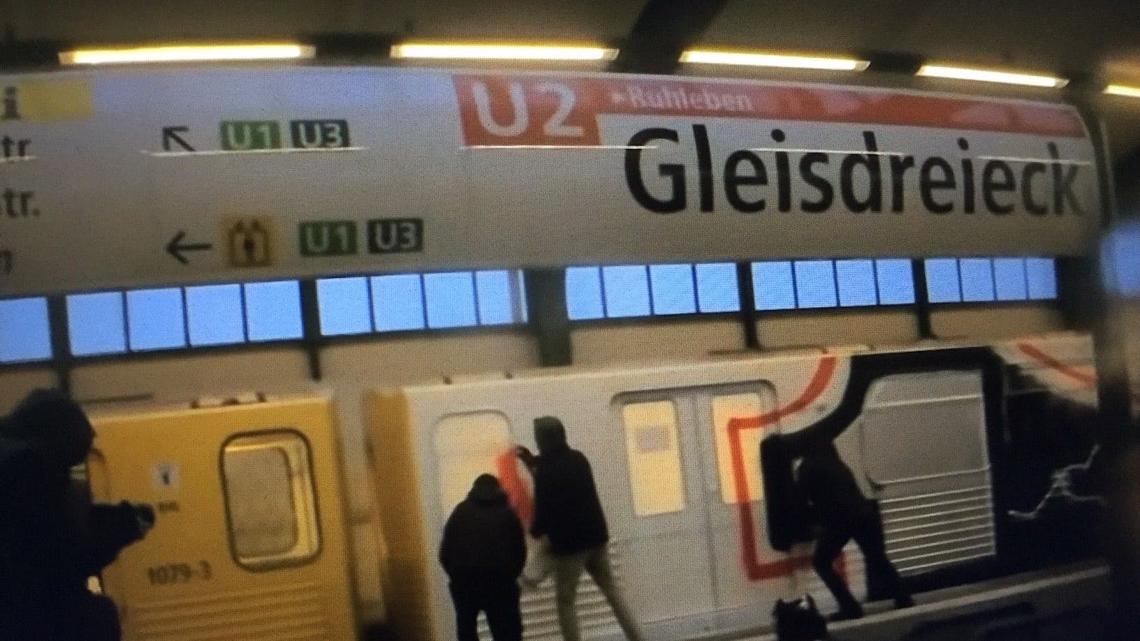Die Throw-up-Aktion der Sprayer fand morgens am Berliner U-Bahnhof Gleisdreieck statt.