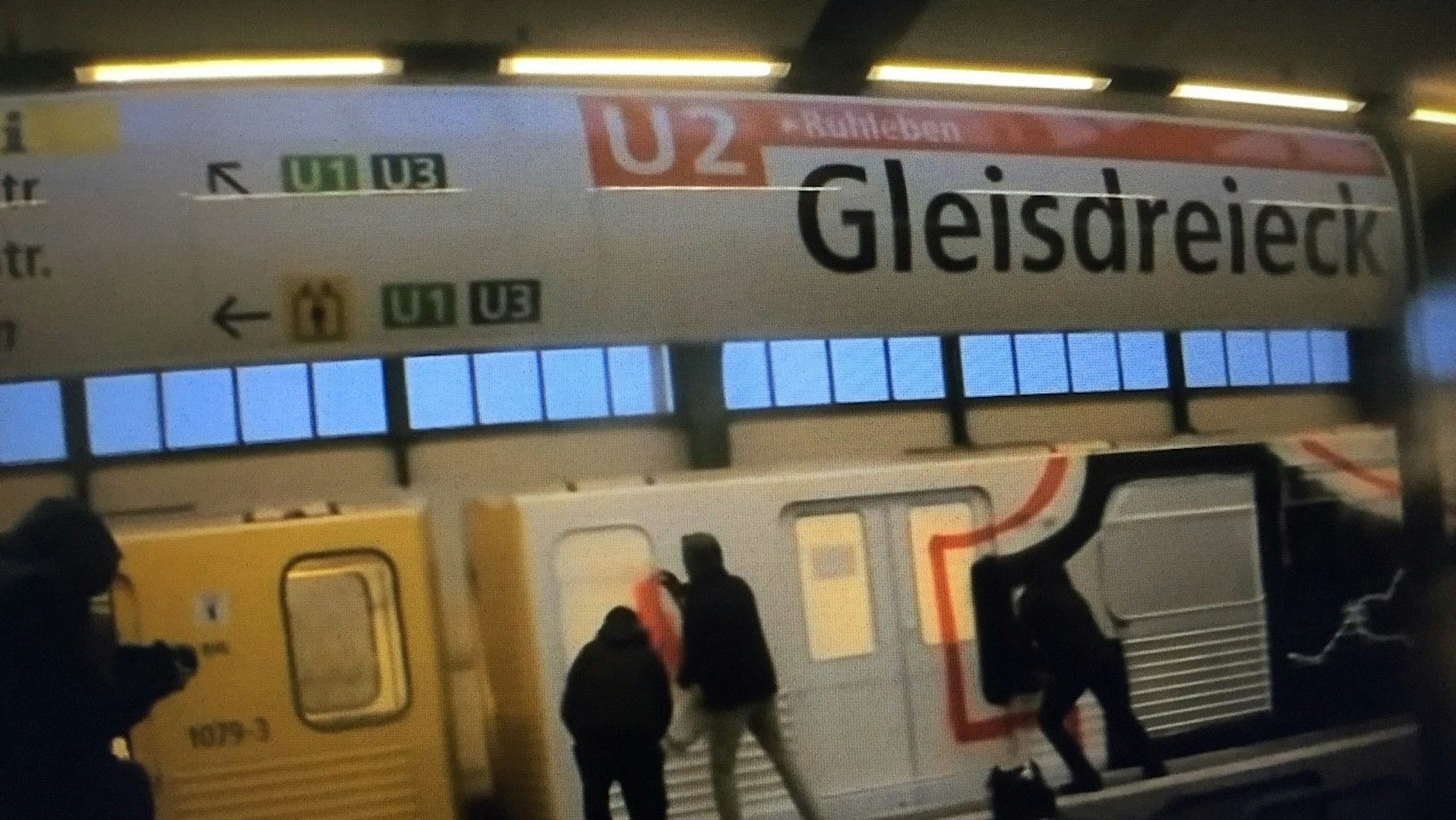 Die Throw-up-Aktion der Sprayer fand morgens am Berliner U-Bahnhof Gleisdreieck statt.