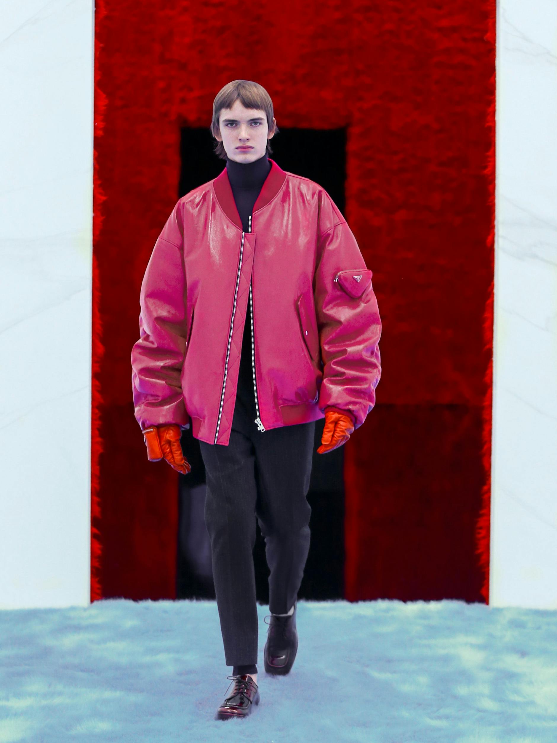 Aktuell bei Prada: eine magentafarbene Bomberjacke aus Nappaleder für 4850 Euro. Die Handschrift von Bomberjackenfan Raf Simons, dem Co-Designer von Miuccia Prada, ist deutlich zu erkennen.