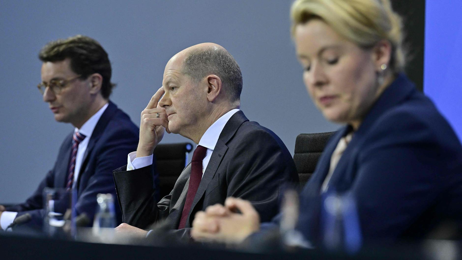 Die neuen Beschlüsse werden vorgestellt: NRW-Ministerpräsident Hendrik Wüst (v. l.), Kanzler Olaf Scholz und Berlins Regierende Bürgermeisterin Franziska Giffey.