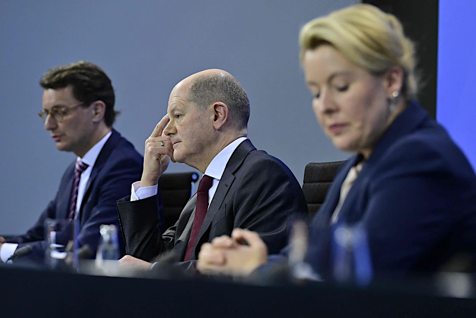 Die neuen Beschlüsse werden vorgestellt: NRW-Ministerpräsident Hendrik Wüst (v. l.), Kanzler Olaf Scholz und Berlins Regierende Bürgermeisterin Franziska Giffey.