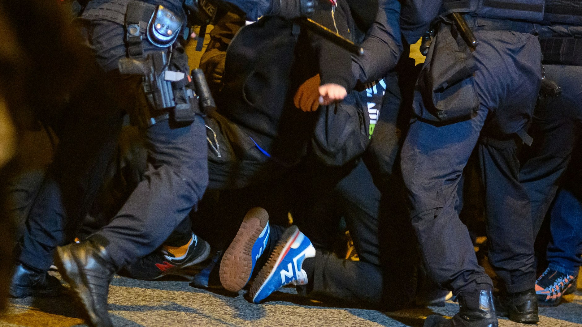 Polizisten halten einen Demonstranten fest, Gewaltszenen bei Corona-Demos häufen sich.&nbsp;