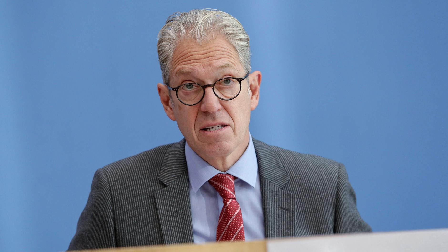 Der Chef der Bundesärztevereinigung Andreas Gassen sagt: Man könne den Leuten nicht ernsthaft eine Impfpflicht auferlegen, wenn die Wirkung des Impfstoffes immer nur ein paar Monate hält.