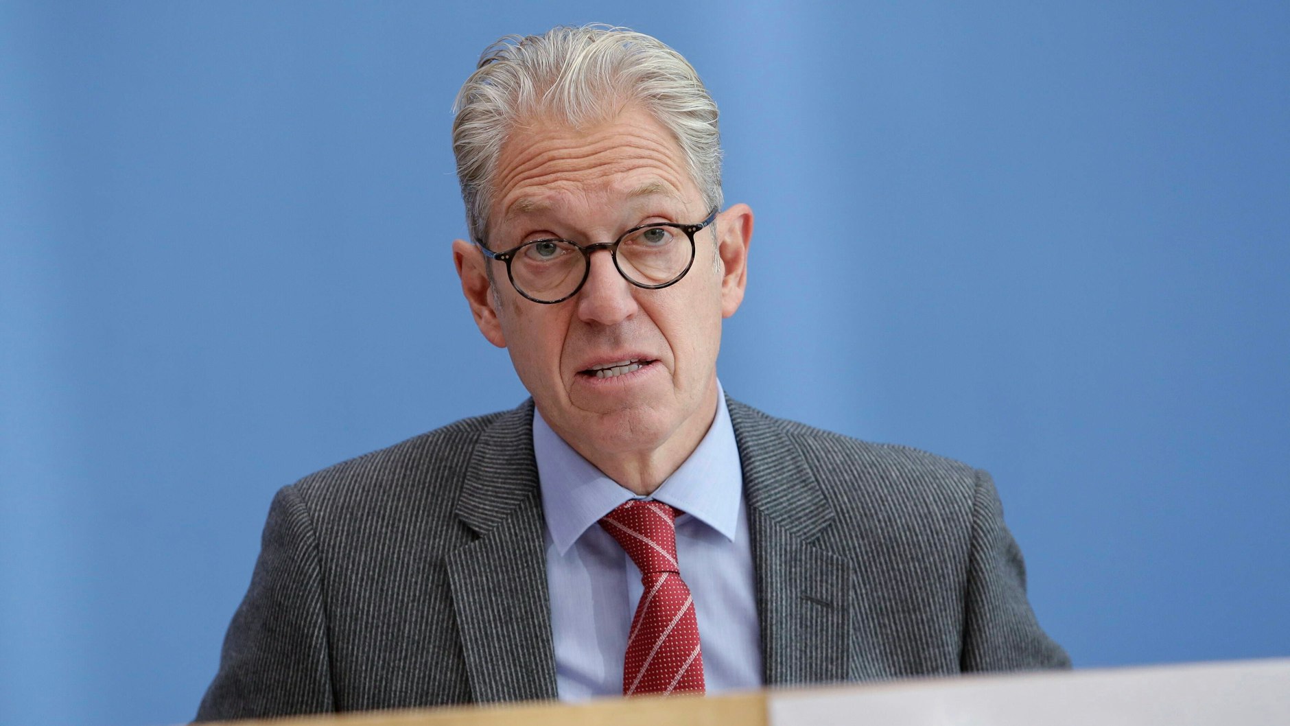 Der Chef der Bundesärztevereinigung Andreas Gassen sagt: Man könne den Leuten nicht ernsthaft eine Impfpflicht auferlegen, wenn die Wirkung des Impfstoffes immer nur ein paar Monate hält.