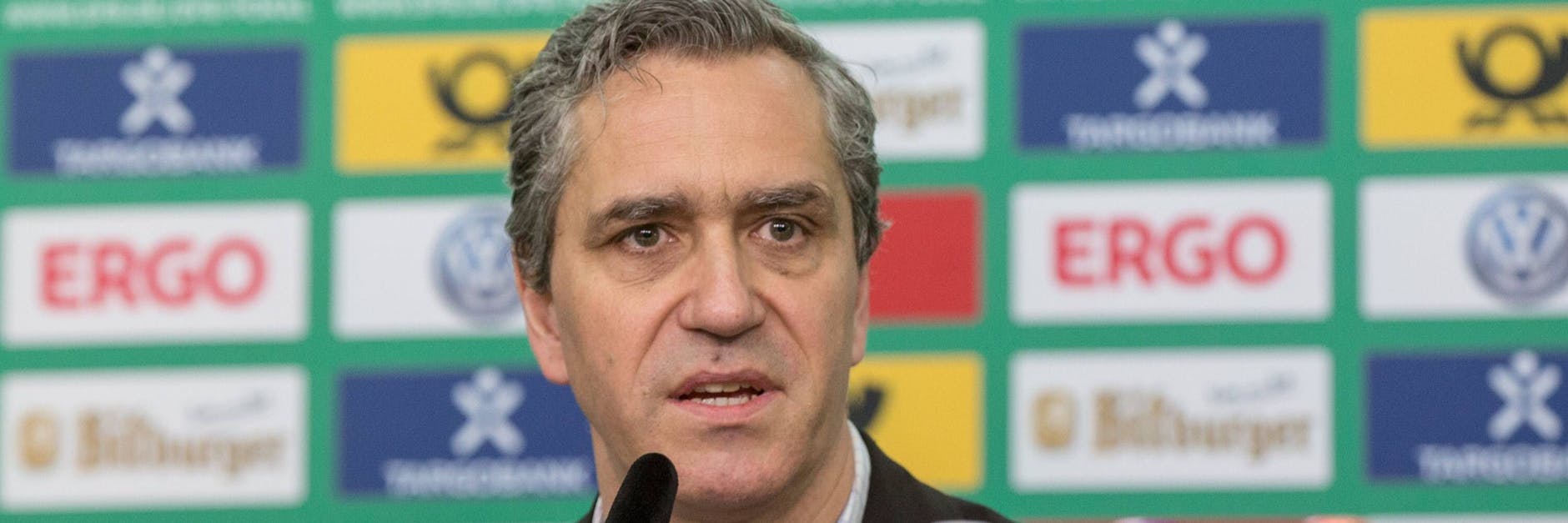 Bayers-Pressesprecher Dirk Mesch sorgte am Freitag für viel Erheiterung im Netz mit einem Versprecher.