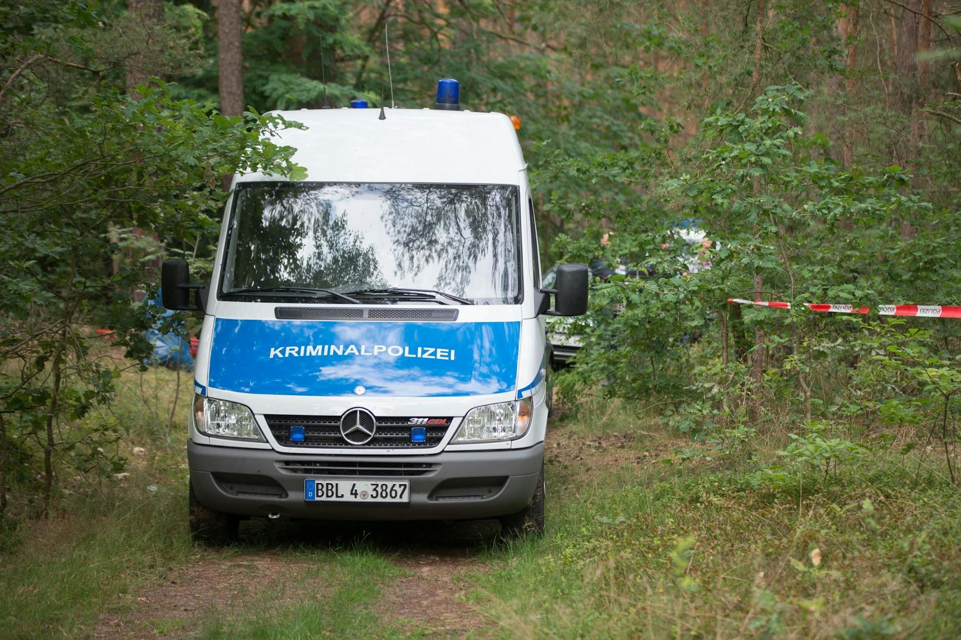 Ein Wagen der Kriminalpolizei steht in einem Wald nahe des Bunkers – dort wurde die Leiche von Bianca S. gefunden.