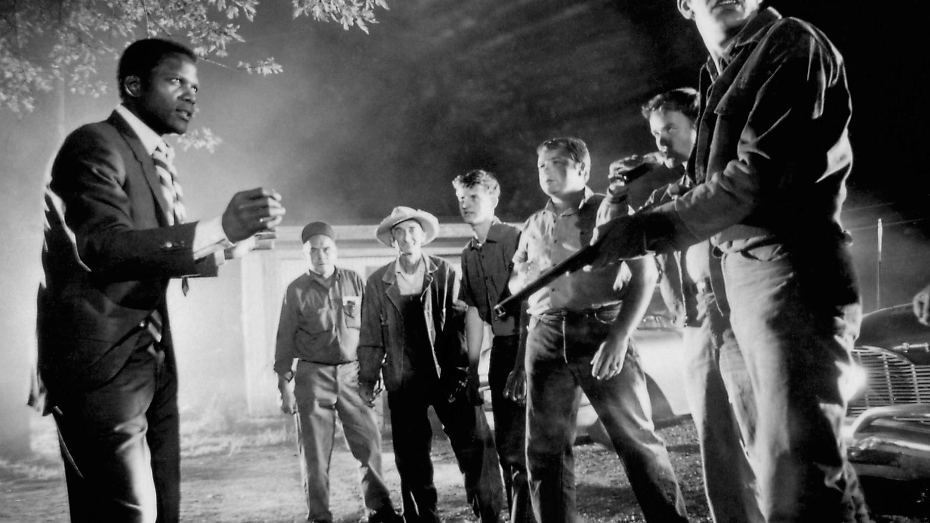 In der Hitze der Nacht. Poitier spielt den Ermittler Virgil Tibbs aus dem Norden der USA, der einen Mordfall in einer Kleinstadt im vom <a href="https://de.wikipedia.org/wiki/Rassismus">Rassismus</a> geprägten Süden aufklären soll.