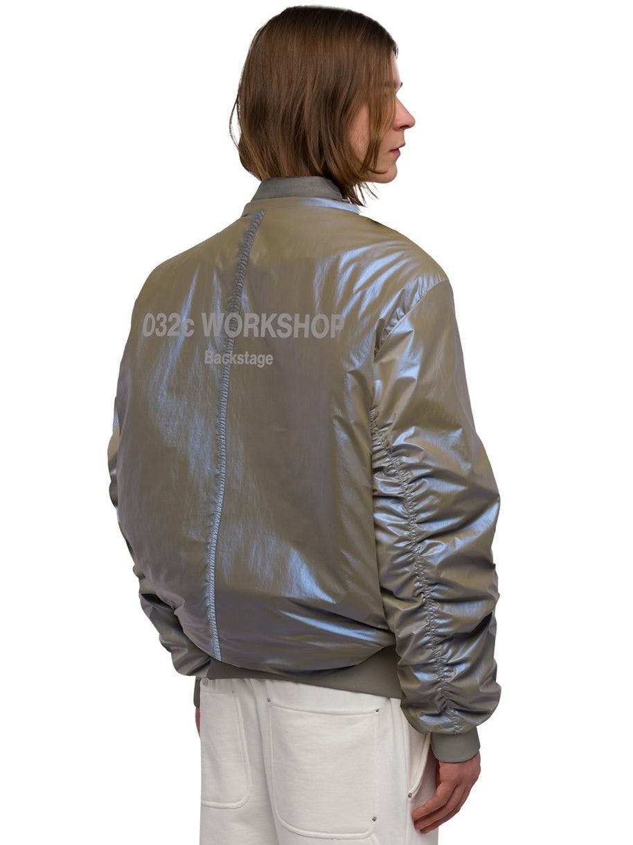 Die 032c-Bomberjacke ist leicht, weich und perfekt für den Frühling. Im Sale ist sie derzeit für um die 400 Euro zu haben.