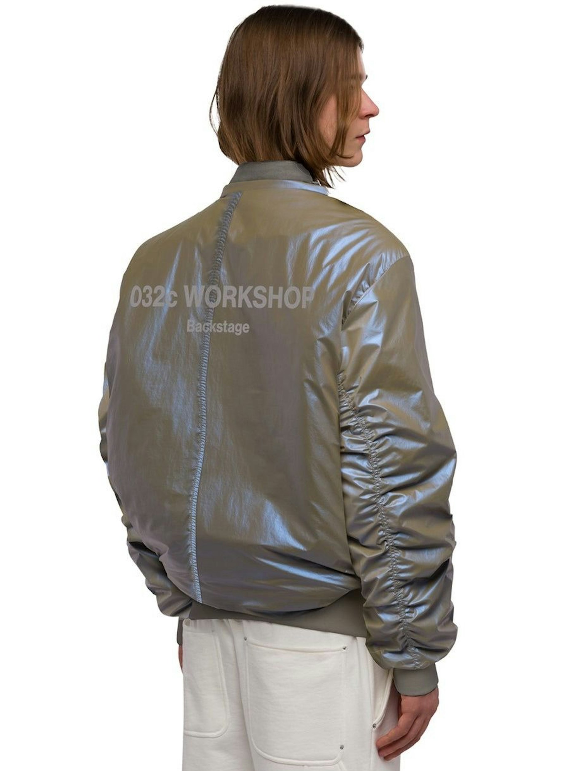 Die 032c-Bomberjacke ist leicht, weich und perfekt für den Frühling. Im Sale ist sie derzeit für um die 400 Euro zu haben.