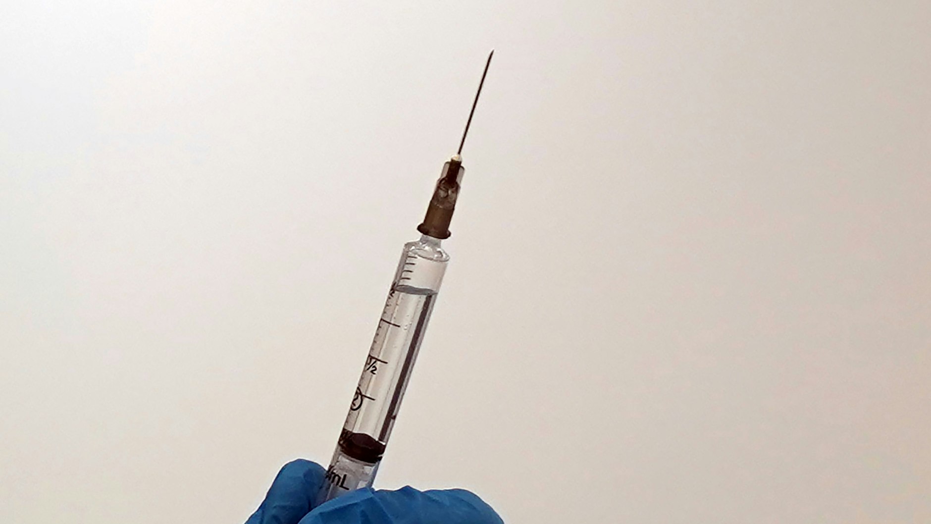 Eine Booster-Impfung kann einen tagesaktuellen Schnelltest ersetzen.