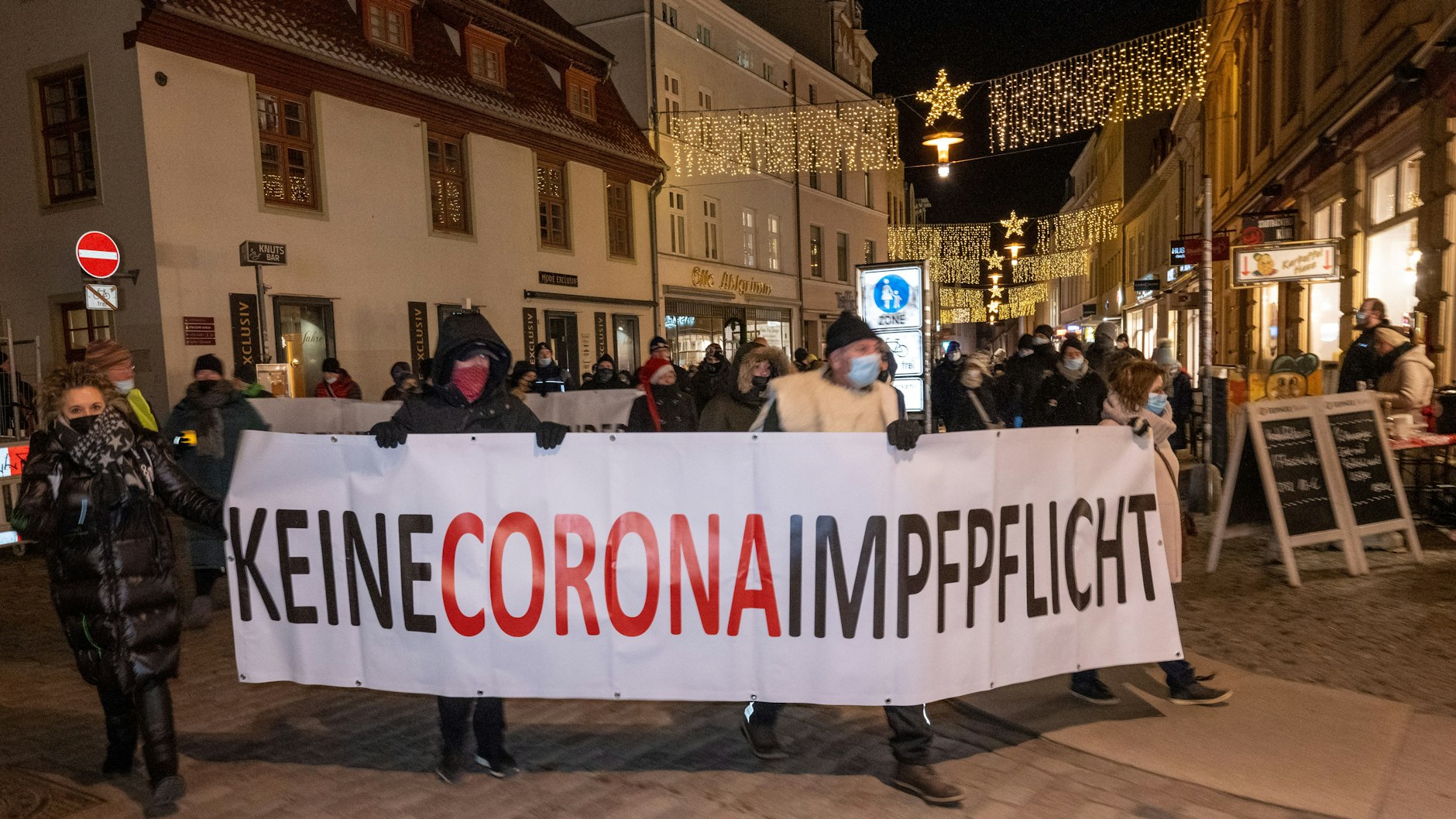 Demonstranten gegen die Impfpflicht Ende Dezember in Mecklenburg-Vorpommern: Ob diese kommt, steht noch in den Sternen. Kanzler Scholz ist dafür – Berlins Hausärztechef dagegen.&nbsp;