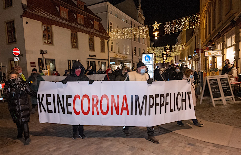 Demonstranten gegen die Impfpflicht Ende Dezember in Mecklenburg-Vorpommern: Ob diese kommt, steht noch in den Sternen. Kanzler Scholz ist dafür – Berlins Hausärztechef dagegen.&nbsp;