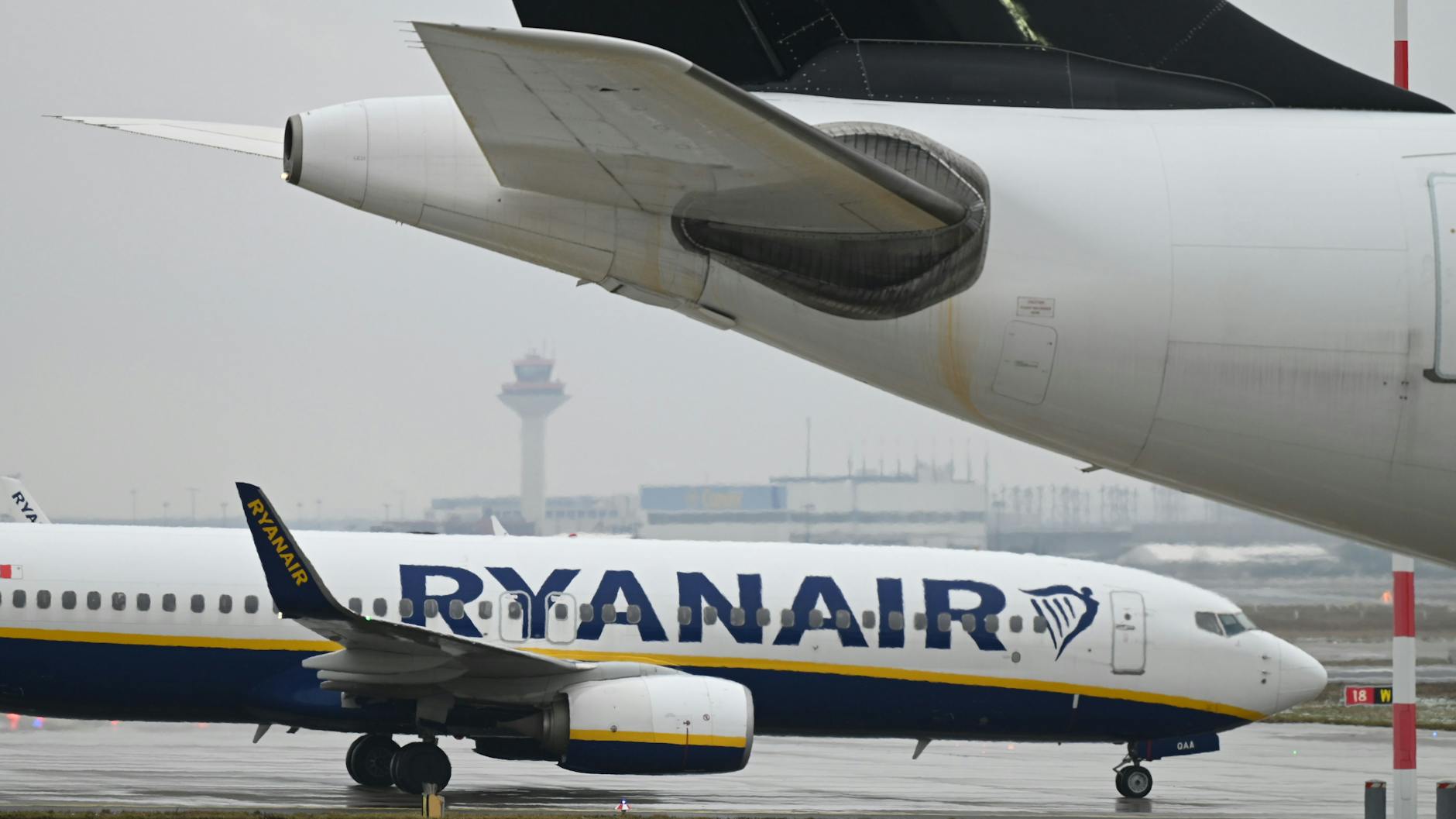 Eine Boeing 737-8AS der Fluggesellschaft Ryanair auf dem Vorfeld des Frankfurter Flughafens.