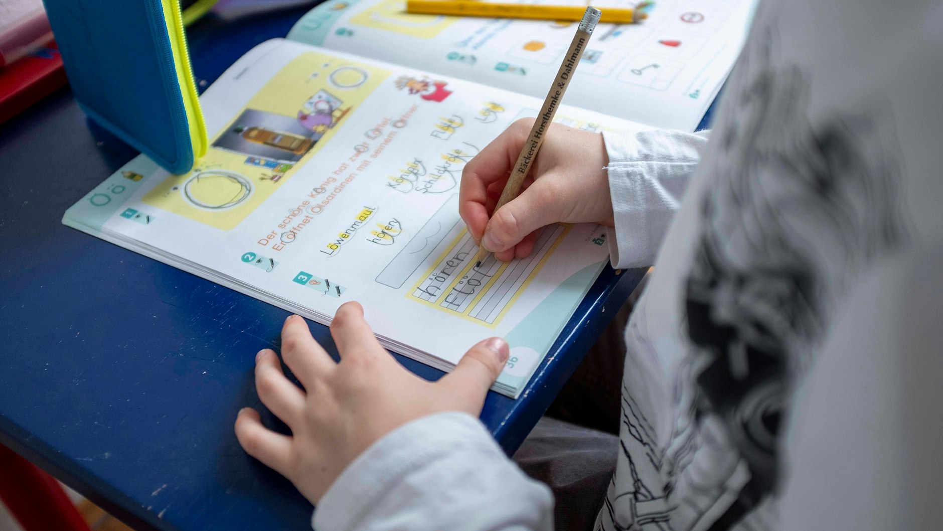 Hausaufgaben gehören zum Schulalltag dazu, um Erlerntes zu festigen.
