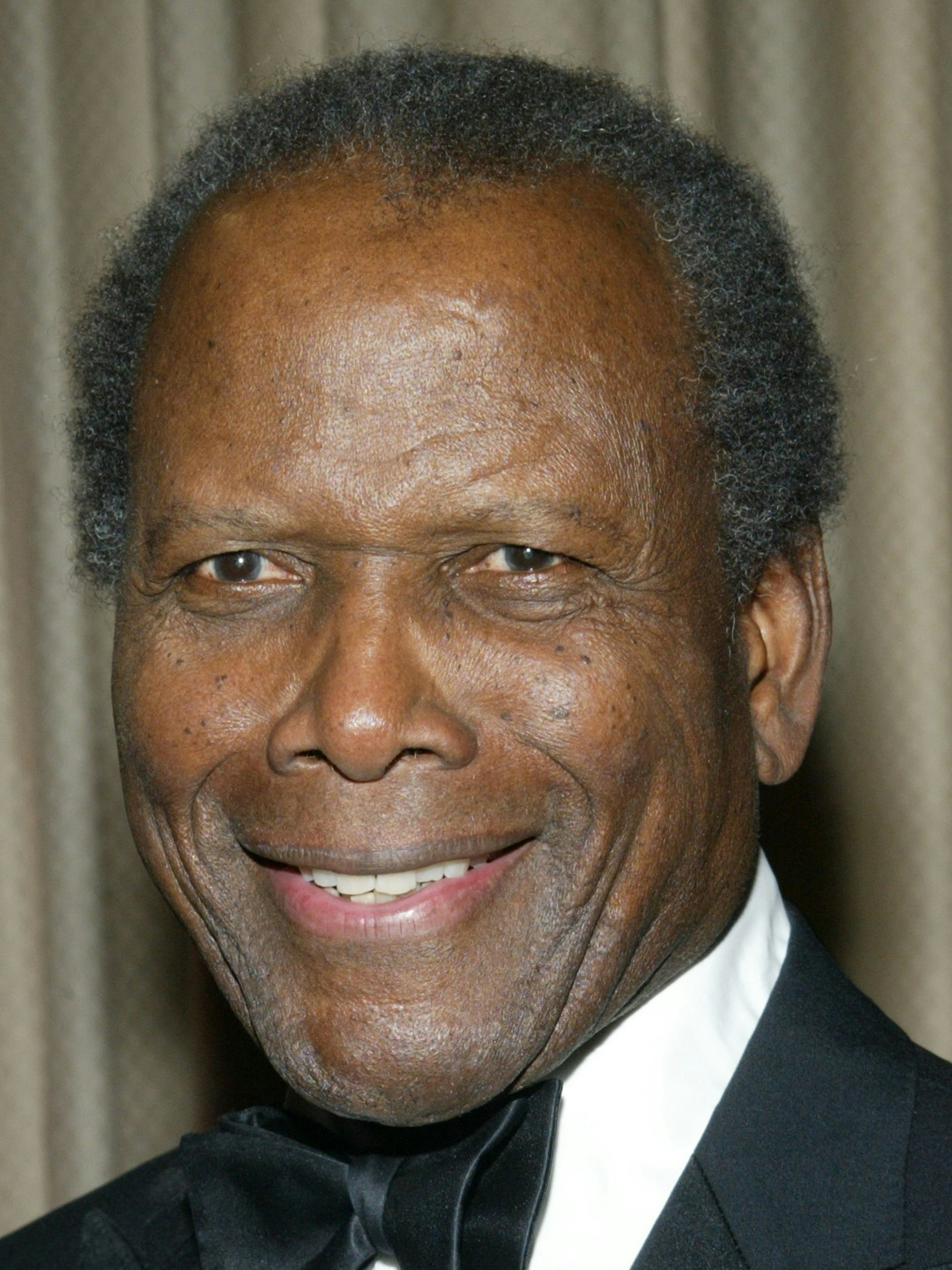 Er spielte in Klassikern wie „Flucht in Ketten“ und „In der Hitze der Nacht“ mit. Sidney Poitier ist mit 94 Jahren gestorben. 