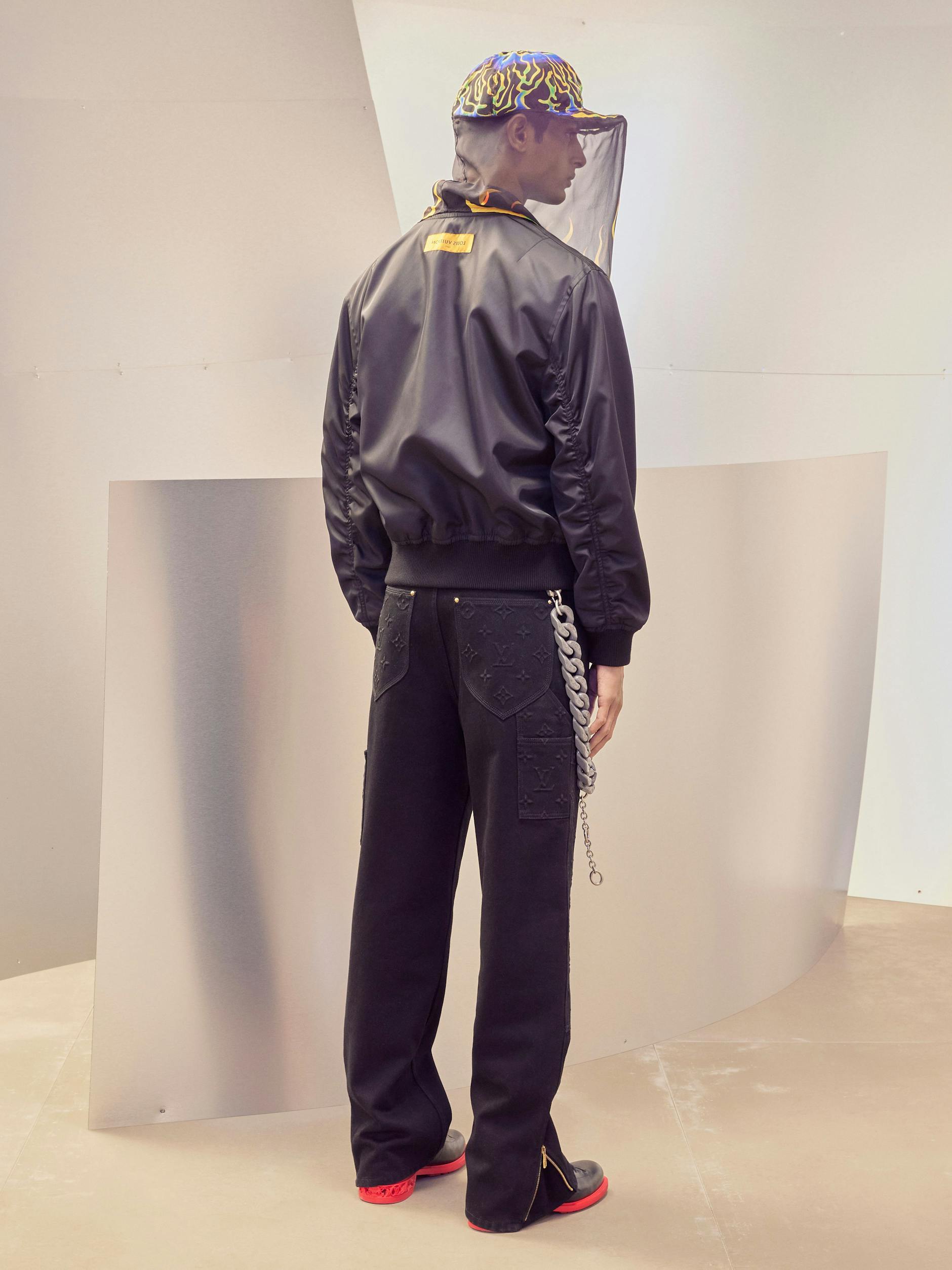 Noch vom viel zu früh verstorbenen Virgil Abloh designt: Louis-Vuitton-Bomber für den Herbst 22.