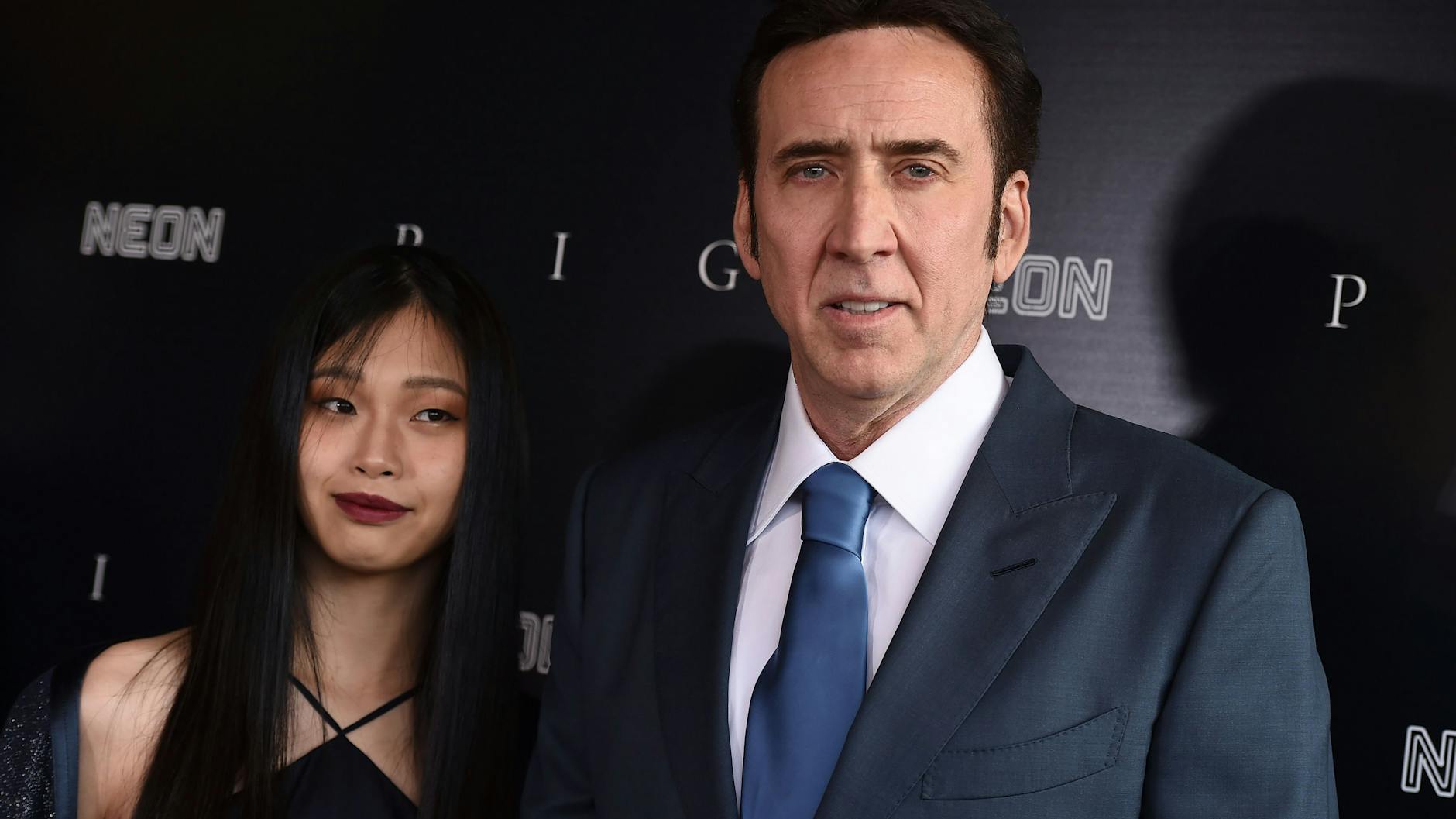 Nicolas Cage kommt zusammen mit seiner fünften Ehefrau Riko Shibata zu einer Filmpremiere.