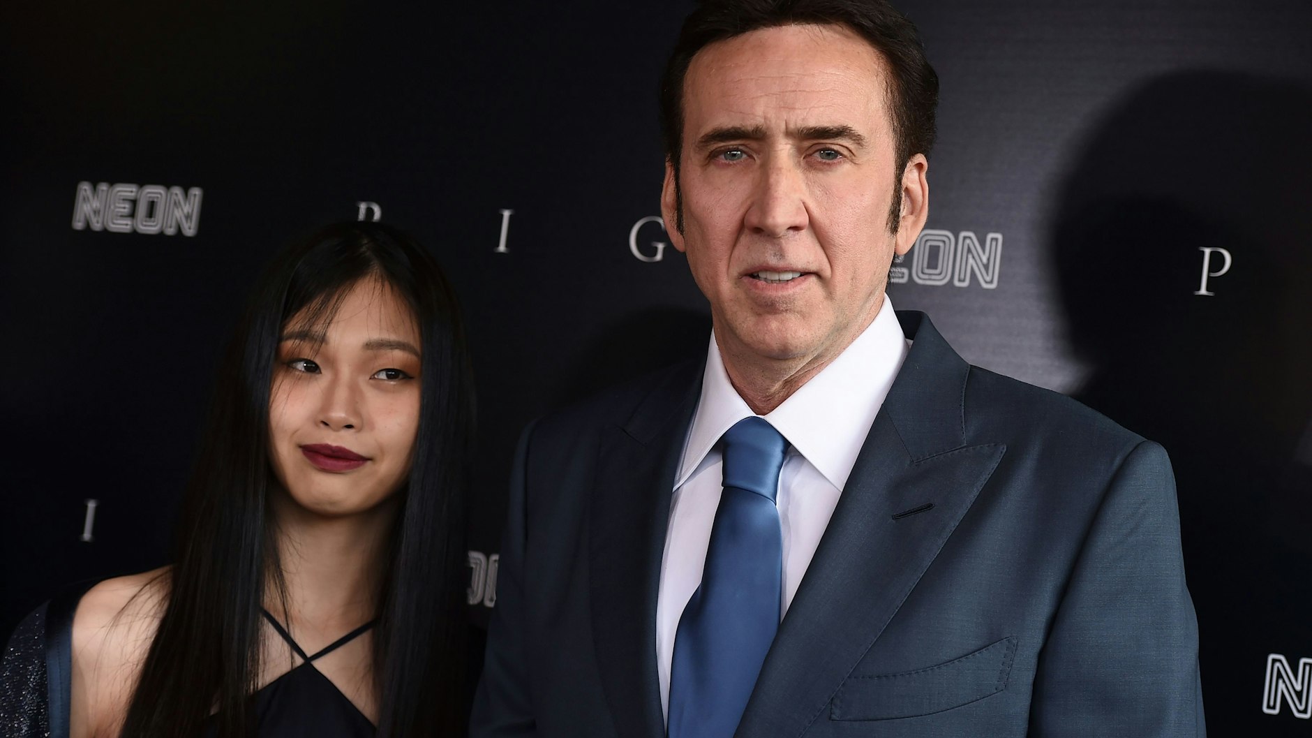 Nicolas Cage kommt zusammen mit seiner fünften Ehefrau Riko Shibata zu einer Filmpremiere.