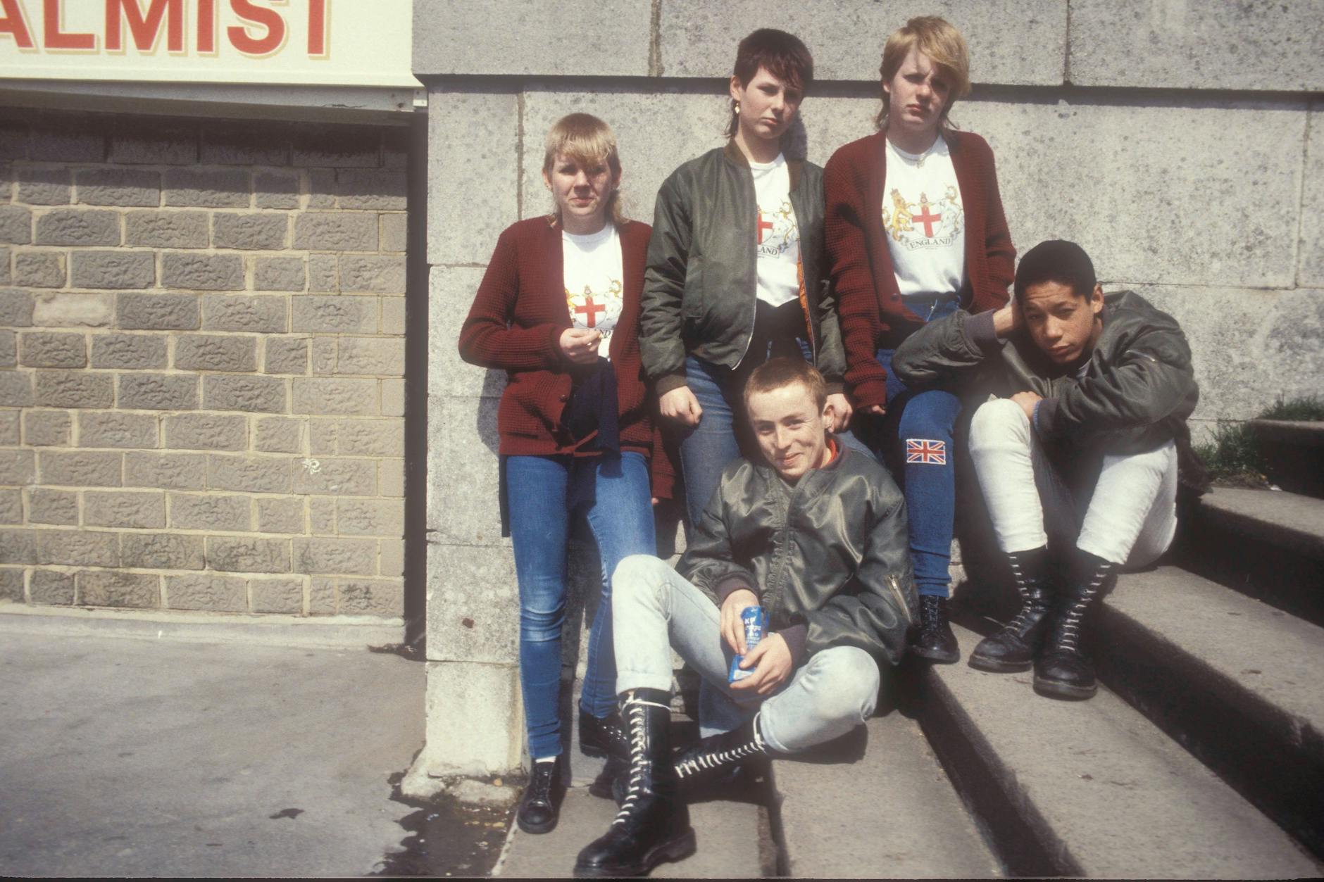 Junge britische Skinheads in Brighton, aufgenommen 1985 von Starfotograf Paul Hartnett. In den 80er-Jahren kippte das Image der Bomberjacke in die rechte Richtung. An einer deutschen Schule führte das sogar zum Verbot.
