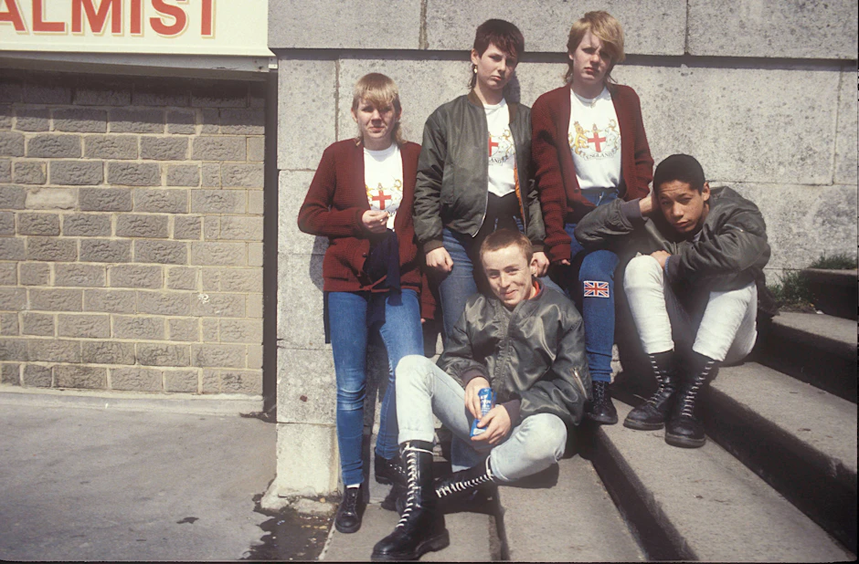 Junge britische Skinheads in Brighton, aufgenommen 1985 von Starfotograf Paul Hartnett. In den 80er-Jahren kippte das Image der Bomberjacke in die rechte Richtung. An einer deutschen Schule führte das sogar zum Verbot.