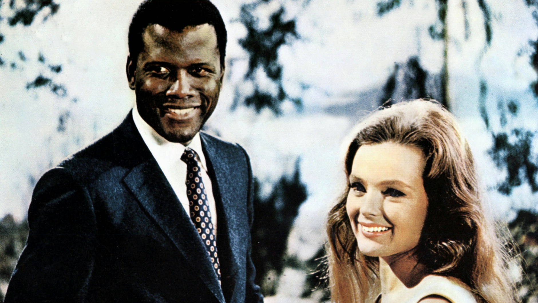 Sidney Poitier&nbsp; und Katharine Houghton im Film: „Rate, mal wer zum Essen kommt “ aus dem Jahr 1967.&nbsp; Hauptthema des Films ist der <a href="https://de.wikipedia.org/wiki/Rassismus">Rassismus</a> im liberalen, großbürgerlichen Milieu der US-Gesellschaft in den 1960ern.