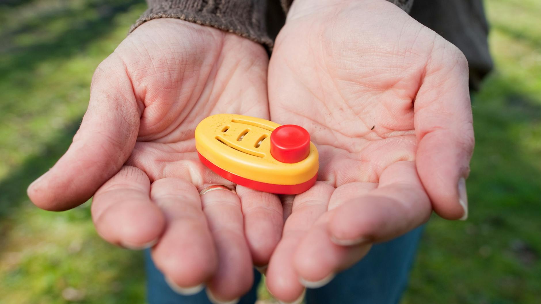Das Gerät ist ein kleiner Clicker, der auf Knopfdruck ein klickendes Geräusch macht. 
