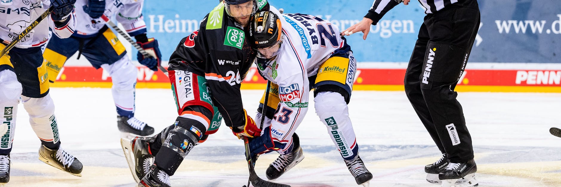 Eisbären Blaine Byron (r.) legt sich gegen Düsseldorfs Brett Olson mächtig rein - mit Erfolg.
