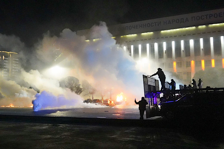 Die Proteste in Kasachstan haben Dutzenden Menschen das Leben gekostet. Die Straßen wurden verwüstet.