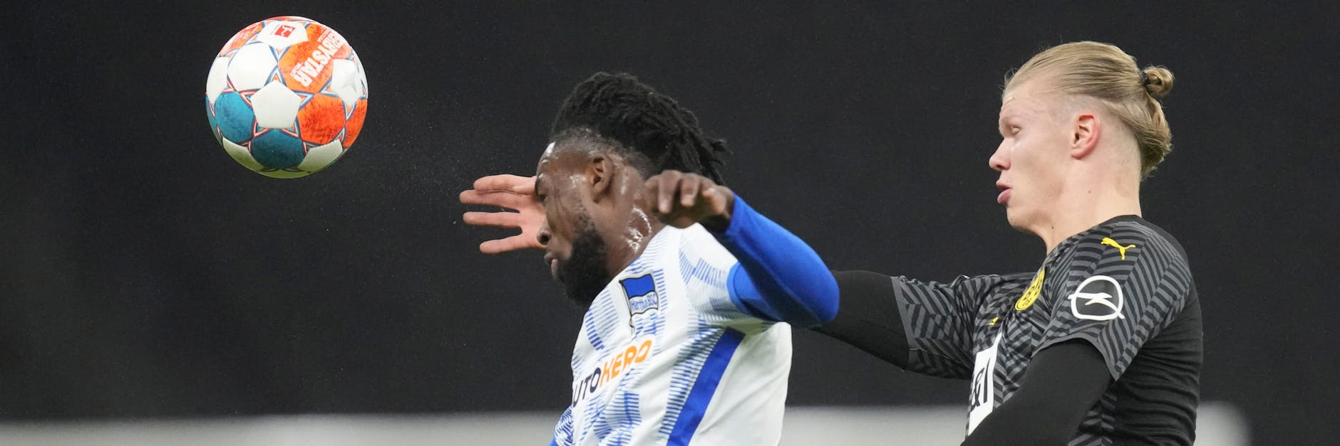 Jordan Torunarigha siegt im Kopfballduell gegen BVB-Hüne Erling Haaland.