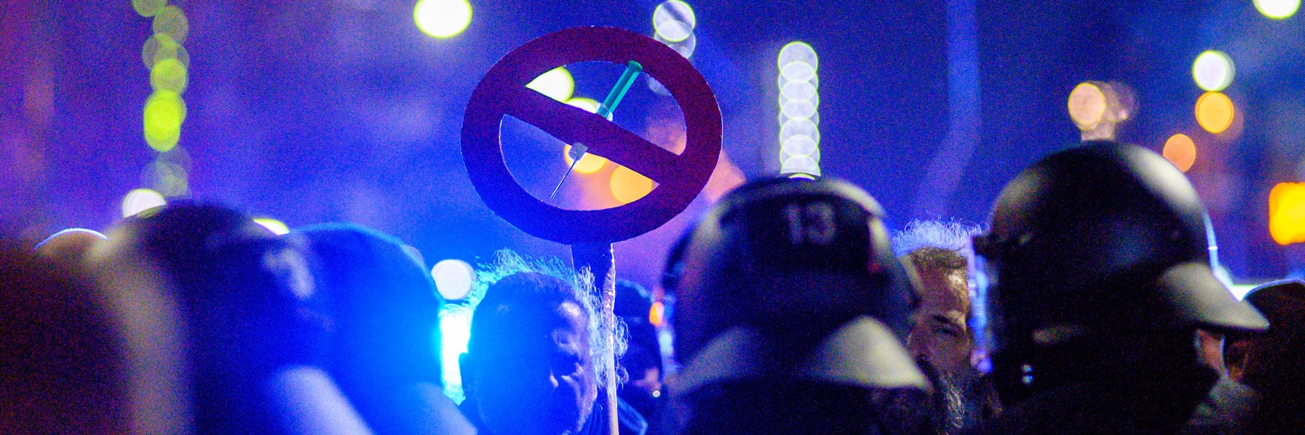 Polizisten und Demonstranten stehen sich in der Innenstadt von Magdeburg gegenüber.