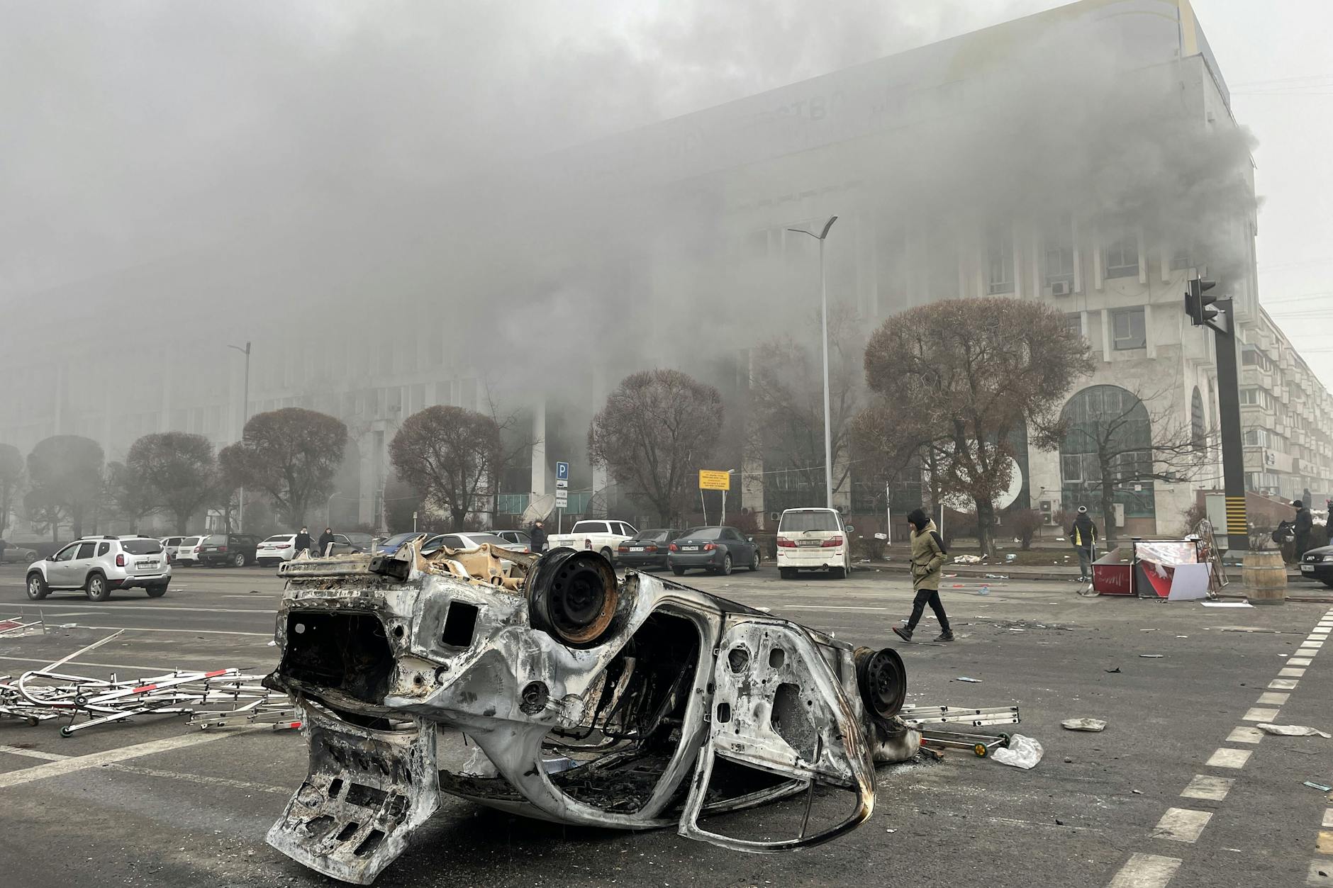 Die Proteste in Kasachstan haben Dutzenden Menschen das Leben gekostet. Die Straßen wurden verwüstet.