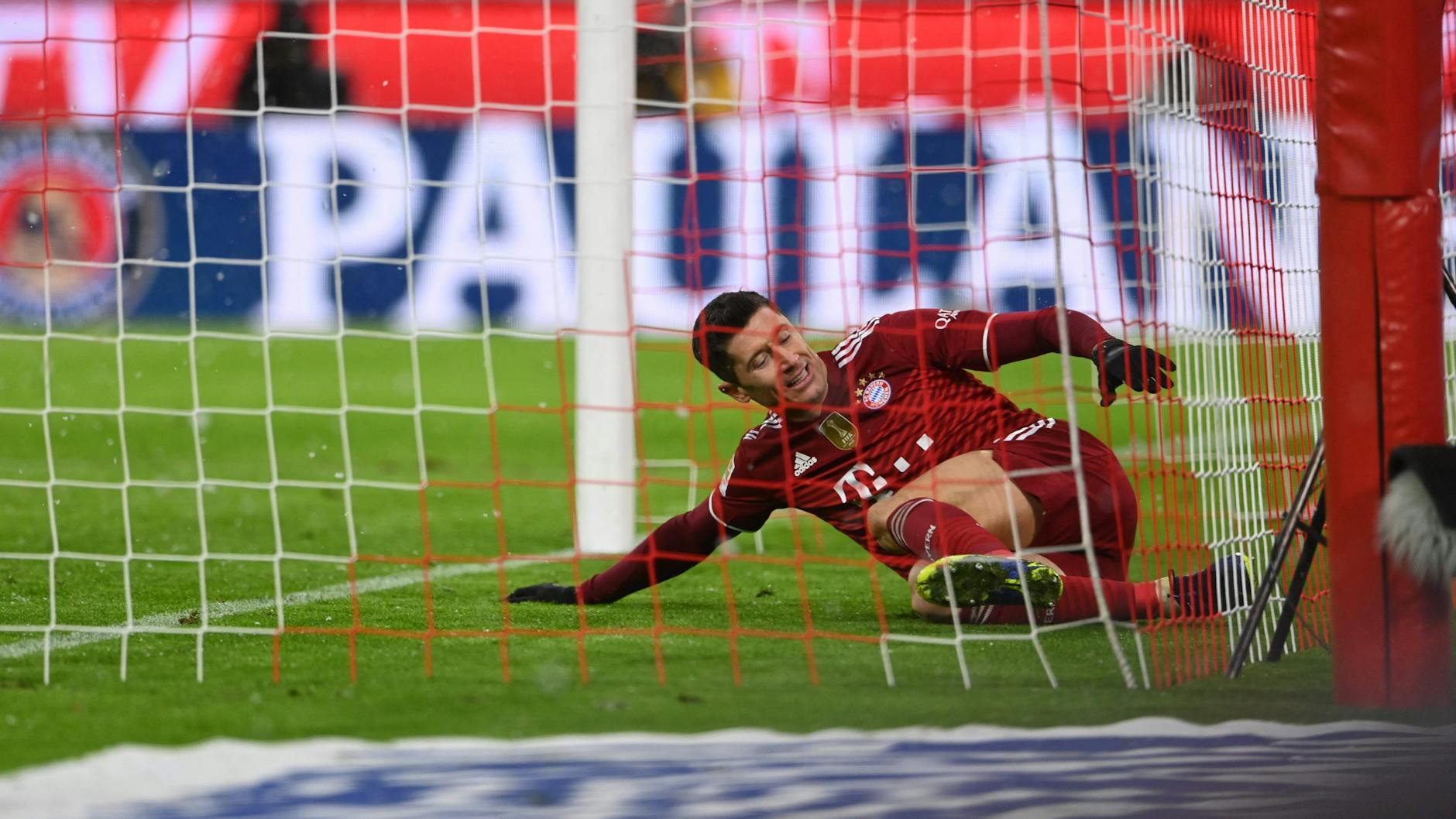 Robert Lewandowski im Tor. Der Ball aber nicht.