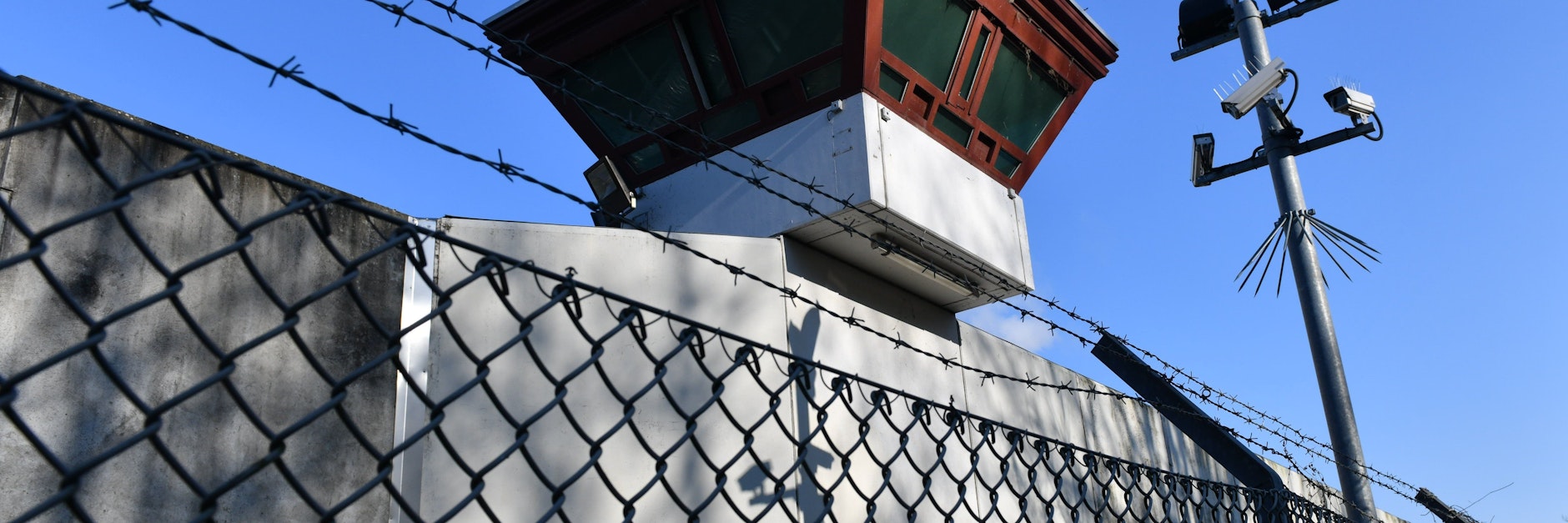 Sicherheitsleuchten und Überwachungskameras sind vor einem Gebäude auf dem Gelände der Justizvollzugsanstalt Tegel zu sehen.&nbsp;