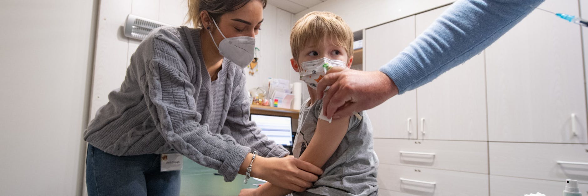 Eine Impfpflicht für Erwachsene sei man allein schon den Kindern schuldig, meinen Kinderärzte.