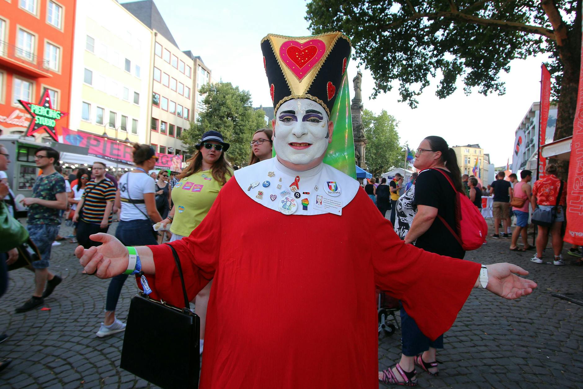 Sister Mary Clarence vom Bundesverband House of Queer Sisters beim Christopher Street Day in Köln. Die queeren Schwestern waren beim Lobbyregister die Schnellsten – ihr Verein trägt die Registriernummer 000001.