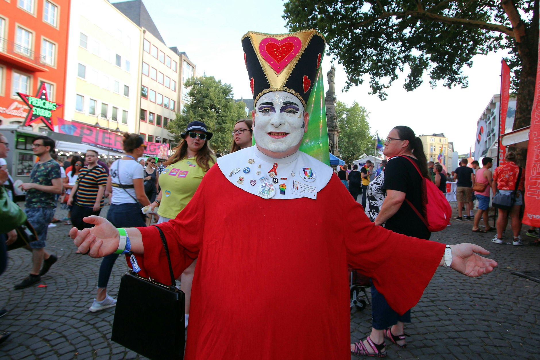 Sister Mary Clarence vom Bundesverband House of Queer Sisters beim Christopher Street Day in Köln. Die queeren Schwestern waren beim Lobbyregister die Schnellsten – ihr Verein trägt die Registriernummer 000001.