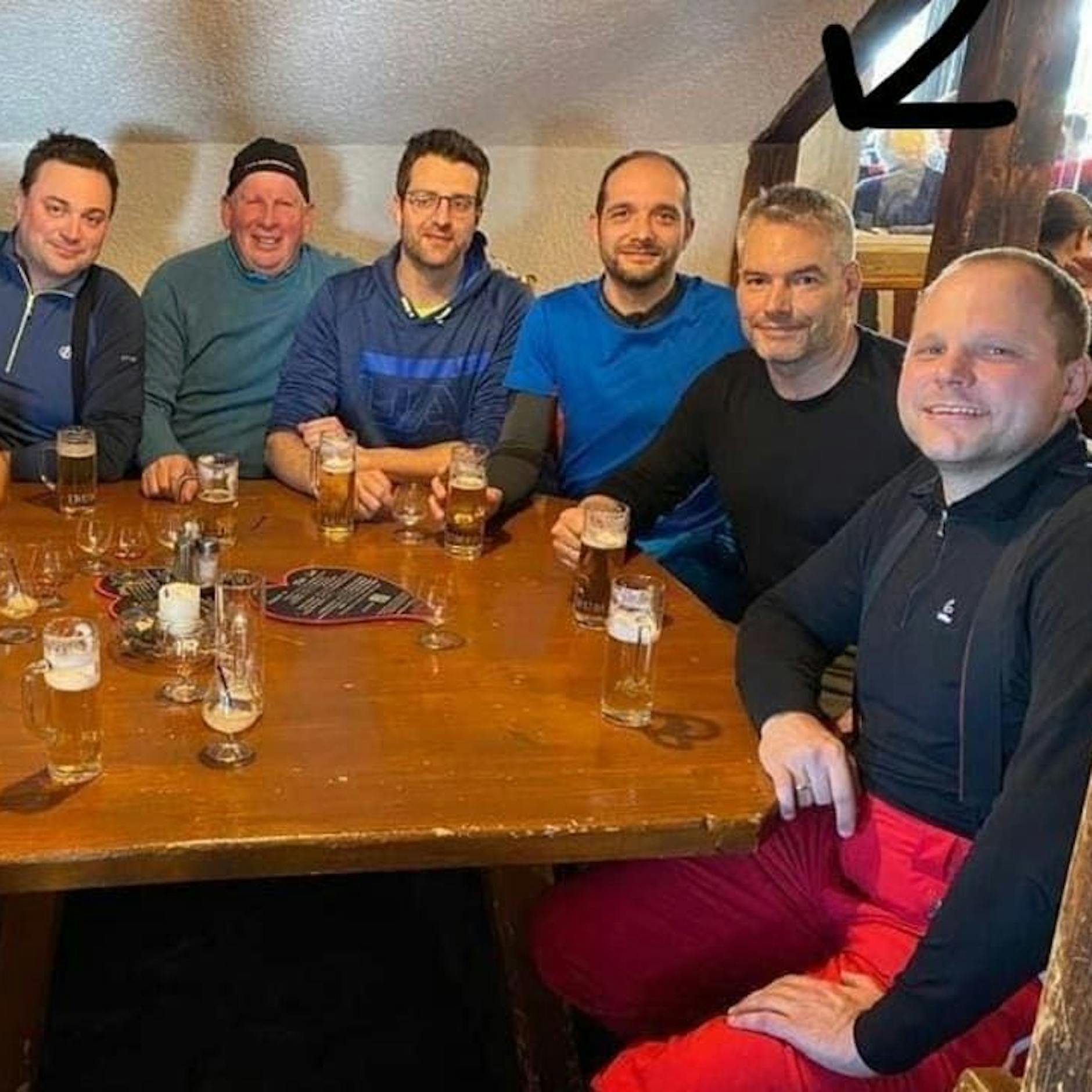 Ohne Abstand und Maske – Ösi-Kanzler hat Corona und wehrt sich: Nein, ich habe mich nicht auf der Skihütte angesteckt!