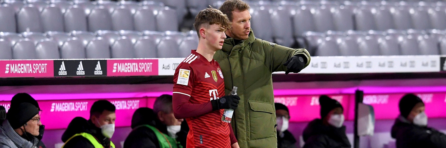 Trainer Julian Nagelsmann (r.) schickt gegen Gladbach mit Paul Wanner den jüngsten Bayern-Spieler aller Zeiten ins Rennen.&nbsp;