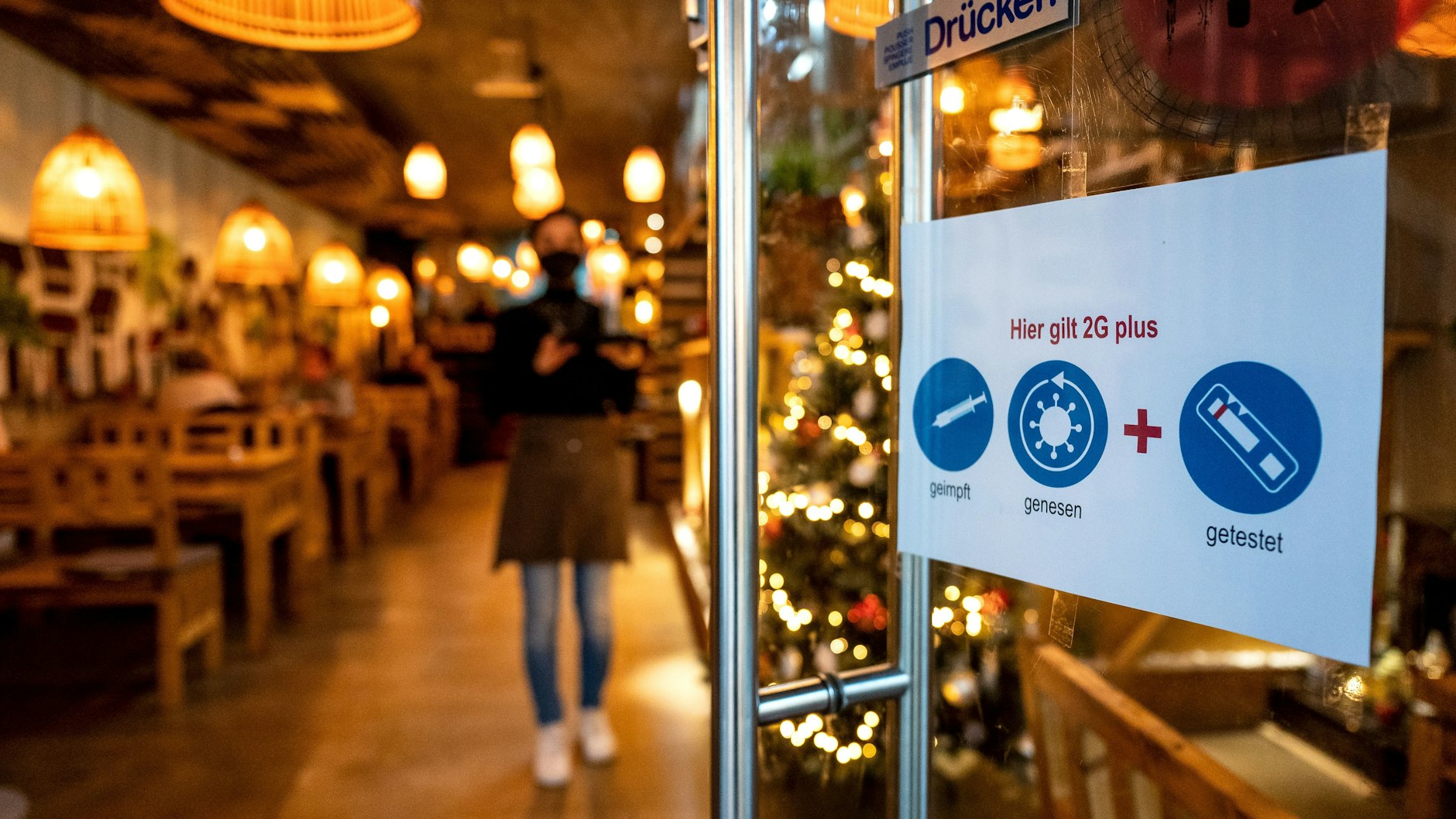 Der Hotel- und Gaststättenverband Dehoga kritisiert die Einführung der 2G-plus-Regel in der Gastronomie (Symbolbild).