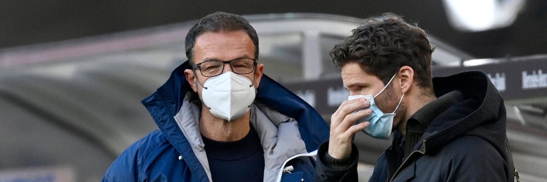 Herthas Manager Fredi Bobic und Sportdirektor Arne Friedrich sind vorsichtig und tragen Maske.