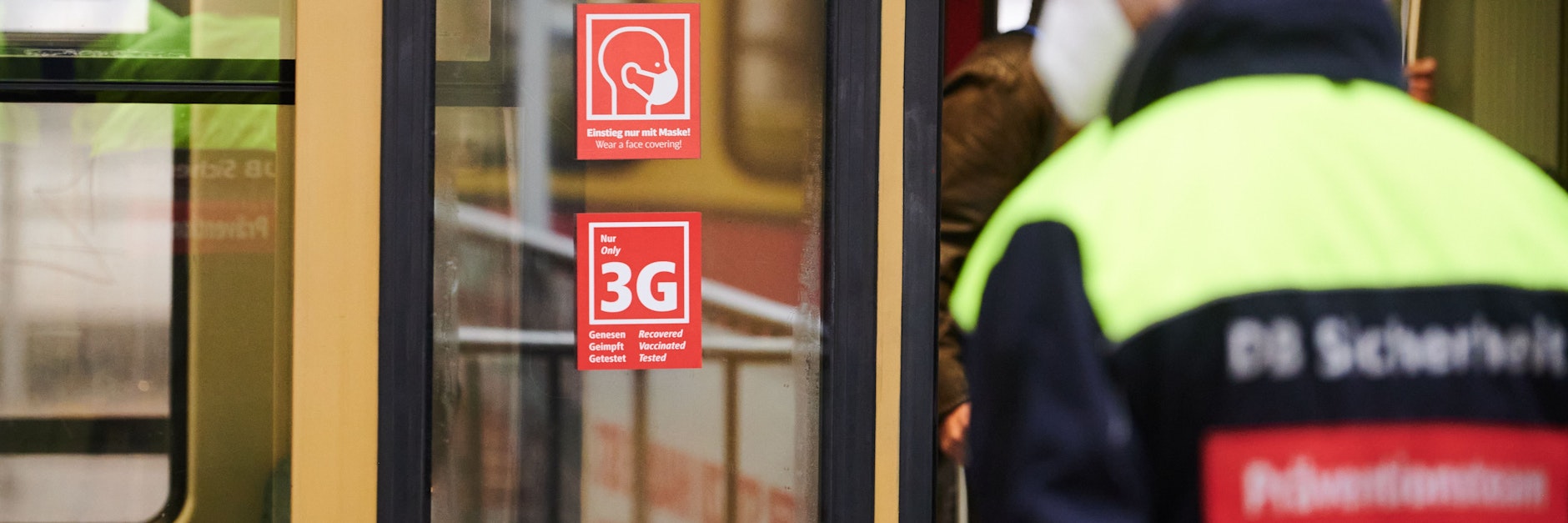 In den Bahnen gilt 3G und Maskenpflicht. Immer wieder halten sich Passagiere in Berlin nicht daran, trotz massiv gestiegener Inzidenzen.