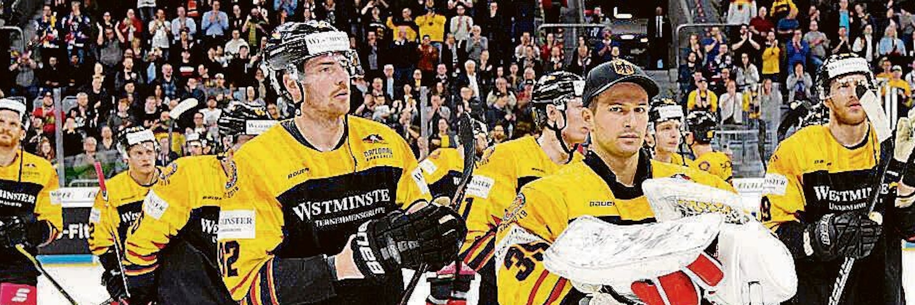 Torwart Mathias Niederberger (v.) und Marcel Noebels (Nr.92) hoffen, dass sie mit den Eisbären und dem Nationalteam gesund durchkommen.