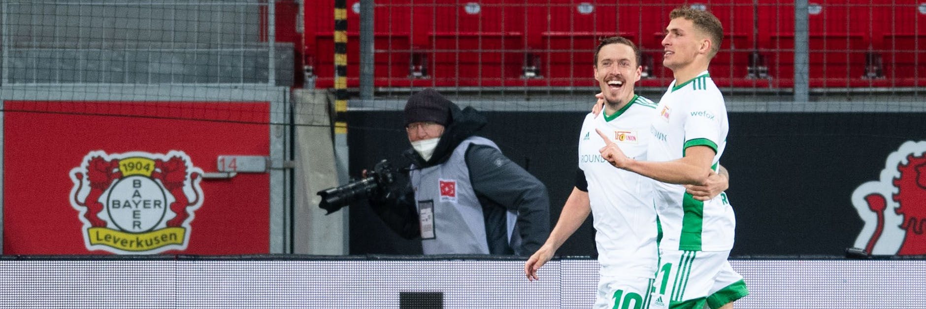 Vorlagengeber Max Kruse (l.) freut sich mit Torschütze Grischa Prömel über die zwischenzeitliche Führung der Eisernen. 