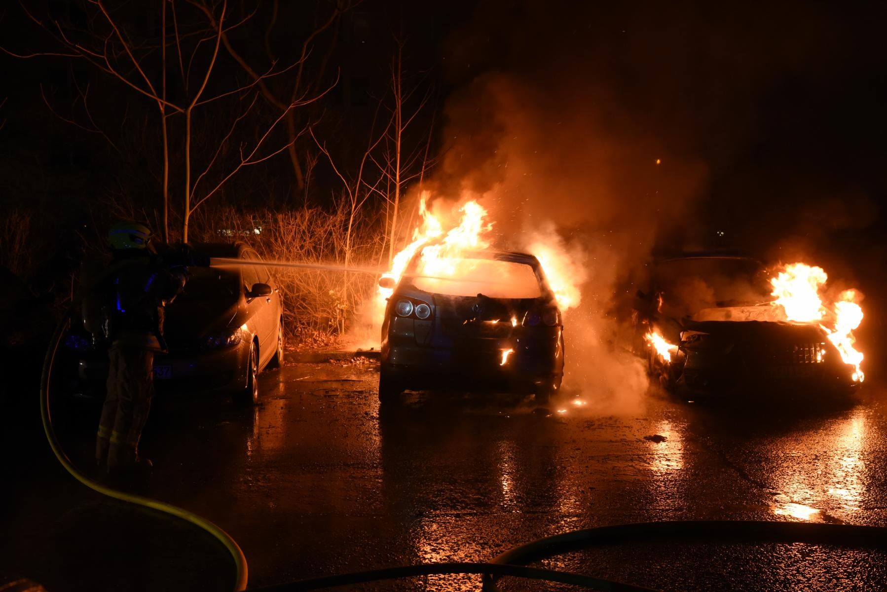 Sechs Autos In Flammen: Polizei Berlin Vermutet Brandstiftung