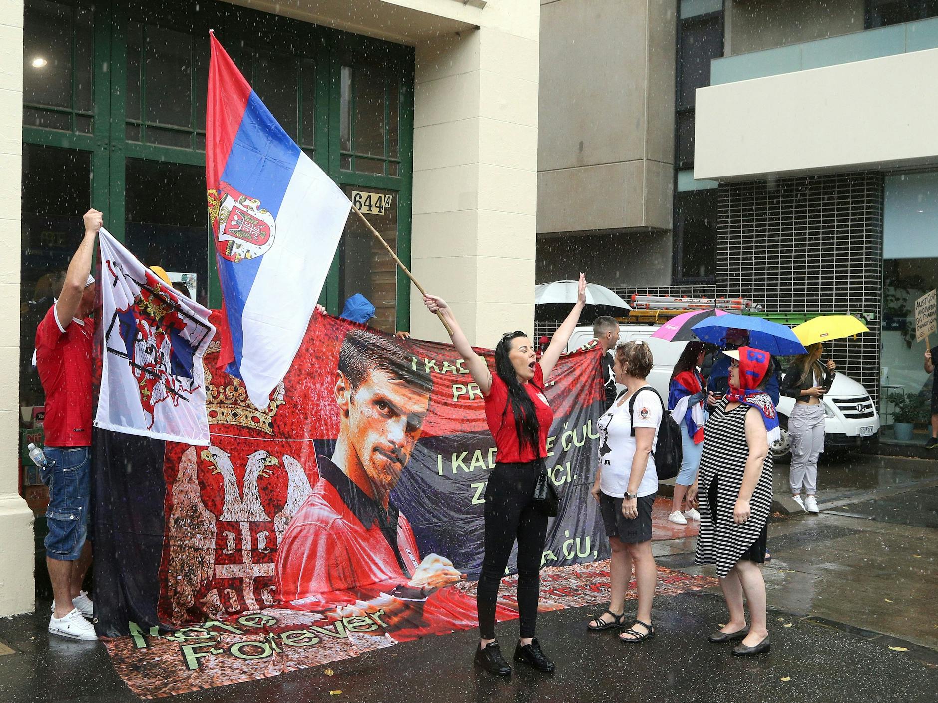 Vor dem Hotel in Melbourne protestieren Fans für die „Freilassung“ von Novak Djokovic. 