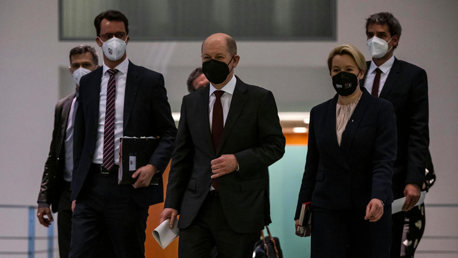 Auf dem Weg zur Pressekonferenz: NRW-Ministerpräsident Hendrik Wüst (v. l.), Kanzler Olaf Scholz und Berlins Regierende Bürgermeisterin Franziska Giffey.