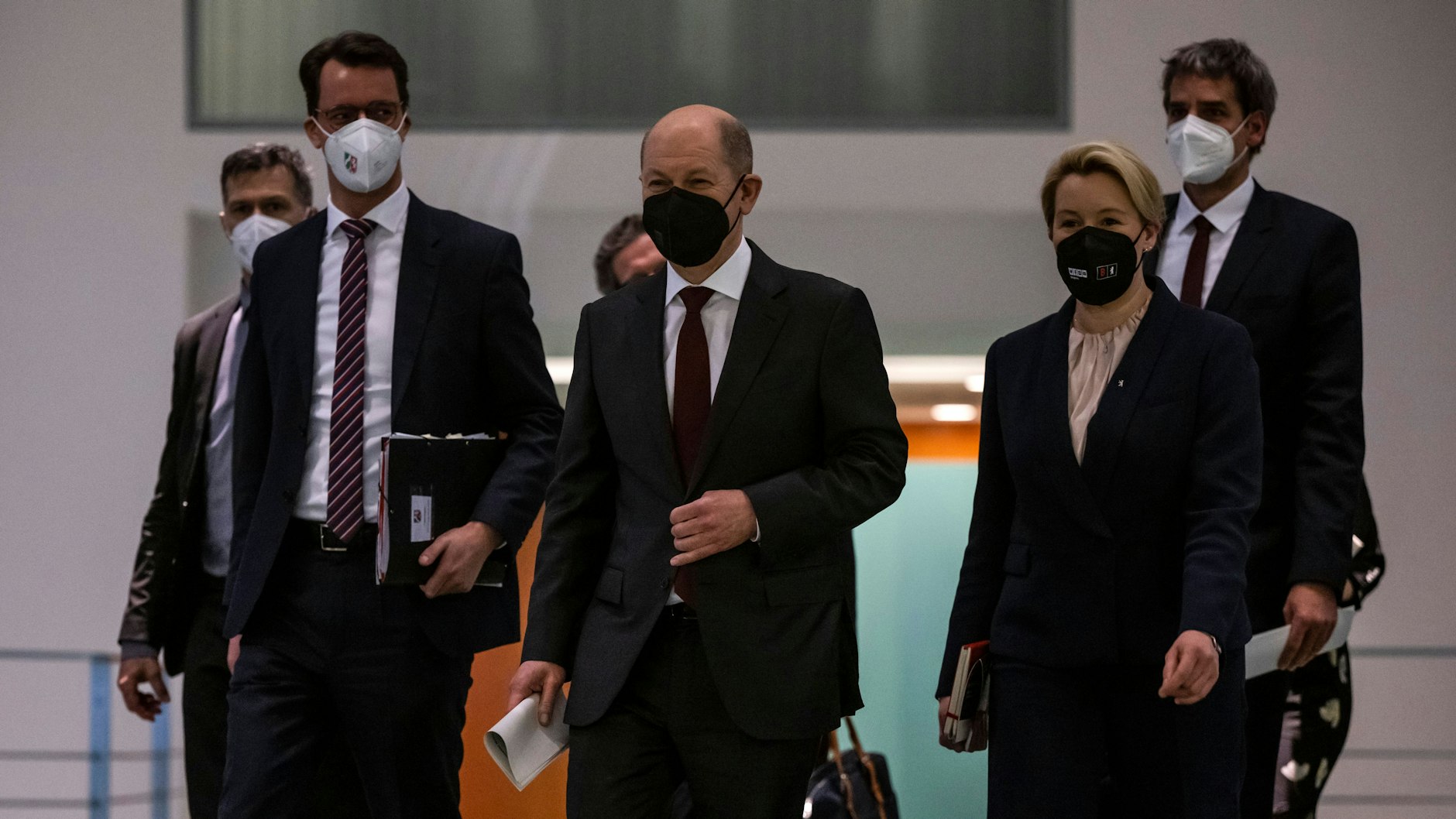 Auf dem Weg zur Pressekonferenz: NRW-Ministerpräsident Hendrik Wüst (v. l.), Kanzler Olaf Scholz und Berlins Regierende Bürgermeisterin Franziska Giffey.