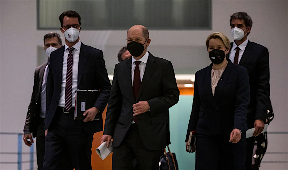 Auf dem Weg zur Pressekonferenz: NRW-Ministerpräsident Hendrik Wüst (v. l.), Kanzler Olaf Scholz und Berlins Regierende Bürgermeisterin Franziska Giffey.