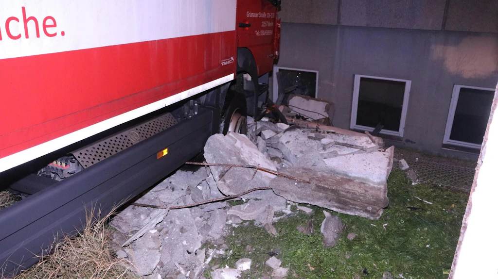 Berlin-Köpenick: Lastwagen durchbricht Betonmauer – Fahrer stirbt