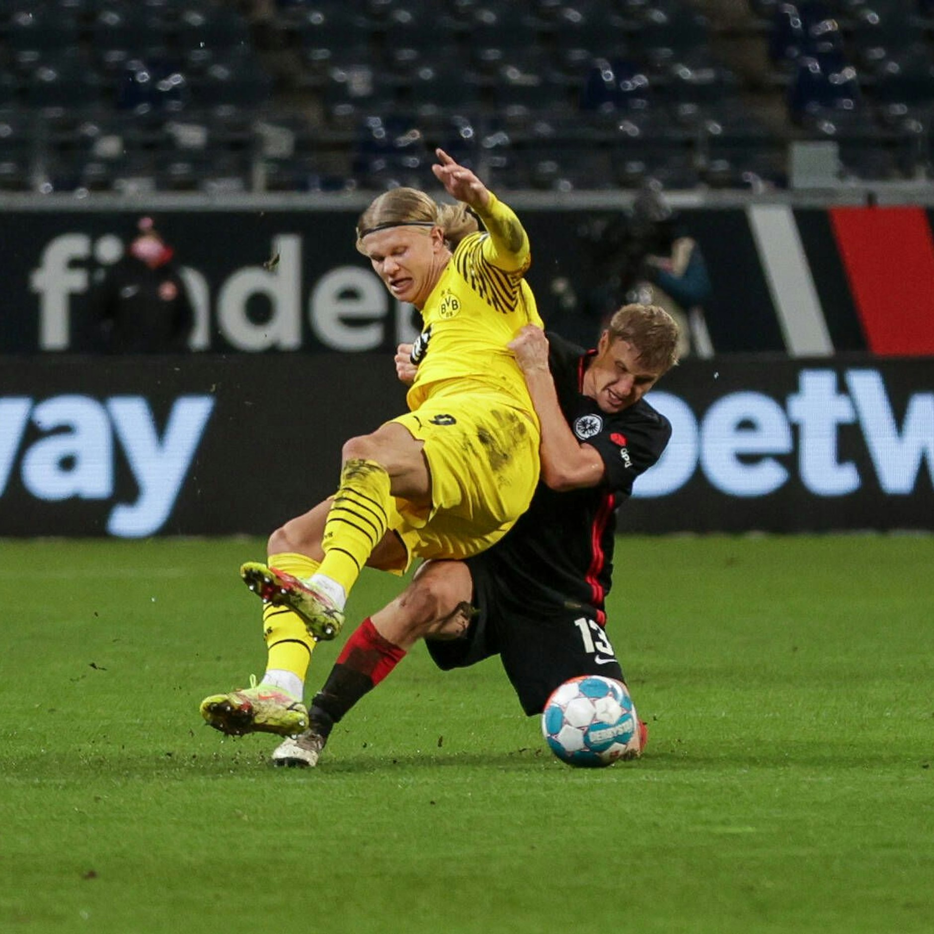 Erling Haaland wird von Frankfurts Martin Hinteregger von hinten umgetreten.